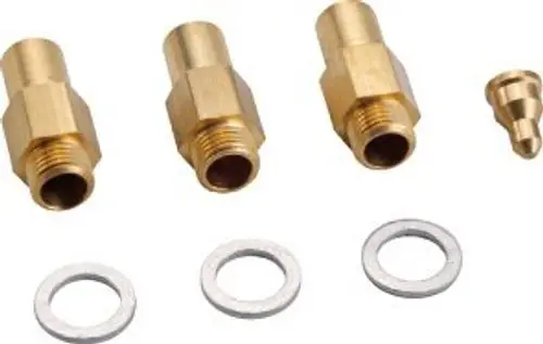 Drei Messinganschlüsse und zwei Metallunterlegscheiben, möglicherweise Teil eines Bosch-Gasumbau-Set. Ein kleiner Messingadapter ist ebenfalls sichtbar.